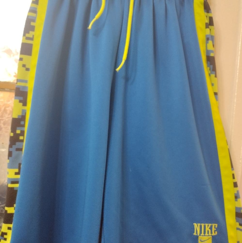 Nike shorts boys Large